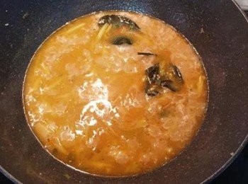 step14: 將海鮮都先撈起裝到鍋裡，儘量往中間堆疊，把旁邊的空位留下來給蔬菜。