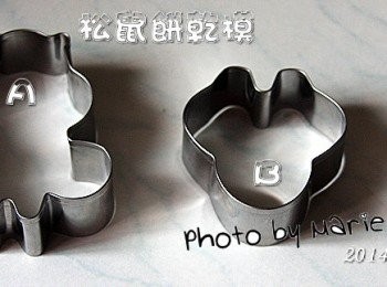 step4: 先來製作《松鼠》。

《松鼠》的餅乾模共有三個配件
分別是全身、臉、手
在此以《A、B、C》來表示‧‧‧
