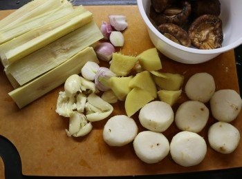 step2: 羊肉塊洗淨，瀝乾水分；竹䉀切半；馬蹄去皮；冬菇洗淨後加適量水泡軟，並剪去菇蒂；薑切厚塊；蒜瓣去拍扁；紅蔥頭切半，備用。(泡好的冬菇水留用）