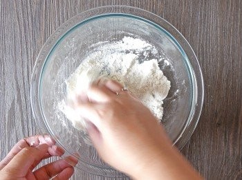 step5: 至麵團表面都沾上乾粉後，改為轉動麵團一圈後以手心輕按麵團的手勢，重覆至碗內的麵粉都被吸收。過程約 5 分鐘，不用刻意搓長時間。搓好的麵團會有一點點黏手。