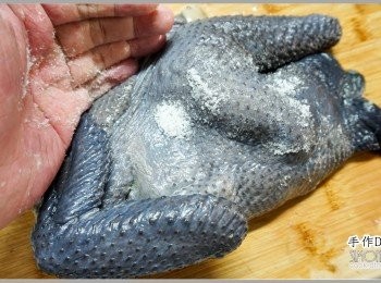 step5: 3.取少許鹽巴在雞身上面抹勻，然後靜置約15分鐘。如果家裡有辦法把雞吊起來風乾半天更好，風乾過後的雞皮焗起來會更酥脆。