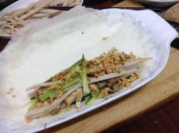 step2: 將所有材料平均地一層夾一層成長形灑上花生碎