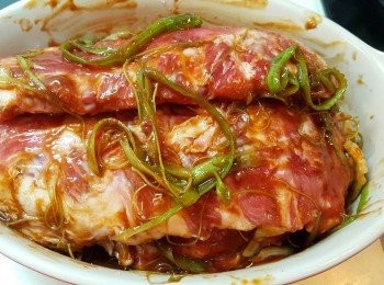 step5: 加入所有「<span class="group_3">B醃醬</span>」及雜菜皮拌勻，最少醃4小時，醃過夜會更入味。