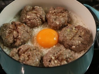 step9: 熄火，中間空處打入一只蛋，馬上加蓋再燜焗8分鐘。