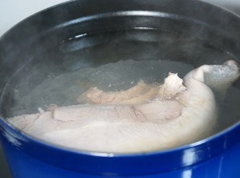 step1: 燒熱一煲水，加入薑和酒，然後放入牛脷，大火煮滾起後轉慢火煮2小時。然後盛起洗淨。