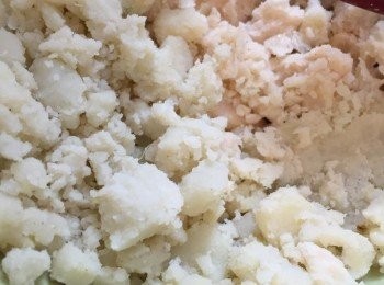 step1: 大火放鹽烚煮馬鈴薯(約15分鐘)， 去皮切件壓成薯蓉；罐頭牛油豆用開水沖洗，壓成豆蓉，兩者混合。