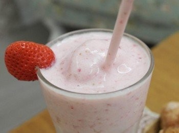 step5: 濃濃的草莓香~~冰冰涼涼的真好喝^^b 自然又健康的討喜飲品&gt;////