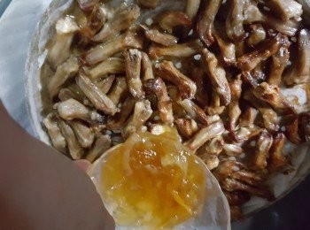 step3: 打開蓋倒去多餘汁液,將100g柚子蜜加入拌勻波多2分鐘即可(焗爐或煎香做法一樣)