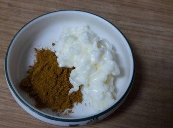 step4: 容器中加入美乃滋和咖哩粉