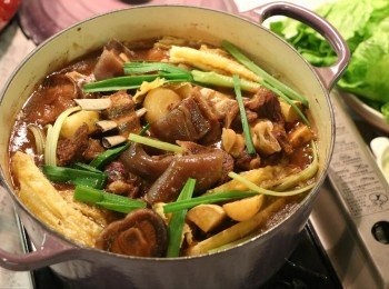step13: 羊腩煲可加入生菜邊吃邊滾，以火鍋形式上桌。