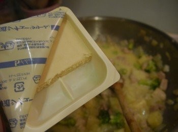 step3: 加水和麵粉，還有濃湯塊。