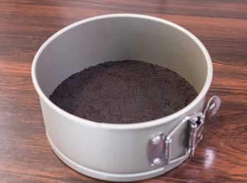 step1: 餅底做法：去除Oreo夾心餅乾的夾心餡，把餅乾放入袋中，隔著袋用硬物打碎餅乾至幼沙狀。把無鹽牛油溶化成牛油溶液，把餅碎和牛油溶液拌勻。活動蛋糕模底部墊上咭紙或牛油紙，把餅碎鋪滿蛋糕模底部壓至緊實，放入雪櫃冰格備用。