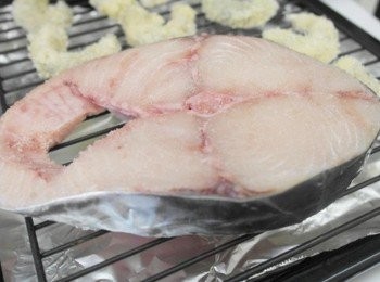 step1: 將土魠魚洗淨擦乾水分並且撒上些許鹽巴~~ 放進烤架上送進水波爐啟動烤魚模式^^ 時間約15-20分鐘左右!!! **若用烤箱則放進預熱200度烤箱烤約15-20分鐘!!