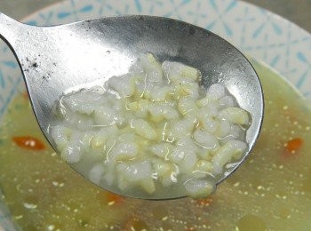 step8: 雞肉的原味都煮入到糙米中，熱呼呼的糙米粥，溫暖了一家子的心！如果要煮成粥，糙米的量可以增加至2杯喔！