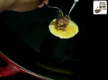 step4: 然後將餡料放在蛋皮的一邊，趁蛋液還未凝固時，快將蛋皮合上