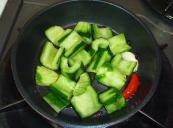 step2: 取小鍋子,放入豆豉,蒜碎,辣椒,酒,白米醋及味霖煮滾出香氣,續倒入昆布柴魚高湯,收乾到八成時放入步驟1裹湯汁,盛盤.