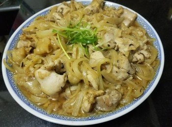 step11: 做法 :

花膠預早一晚浸泡好, 用薑片, 黃酒出水 10 分鐘去腥 , 用清水浸泡備用 , 將豆豉搓成泥 , 再加入蒜頭 , 乾蔥, 薑絲 , 雞粉 , 糖 , 生抽 , 老抽 , 胡椒粉 , 麻油 , 生粉撈好備用 .

雞肶肉清洗隔乾水份後切件 , 花膠隔去水份後稍為裁切細件 , 洋蔥用少少蒜頭 , 乾蔥稍為爆炒至半熟 , 將已撈好的豆豉醬 , 雞肉 , 花膠, 洋蔥撈好醃入味 10 分鐘 , 大火放入水滾計蒸 8 分鐘 , 放上少少蔥花 , 完成 .