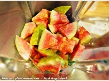 step2: 紅心芭樂洗淨後，分切成塊狀，放入至果汁機中。