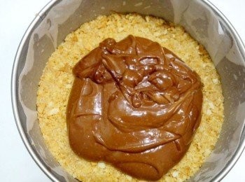 step9: 將冰箱的<span class="group_2">餅乾底</span>取出,再將這巧克力乳酪倒在<span class="group_2">餅乾底</span>上面.