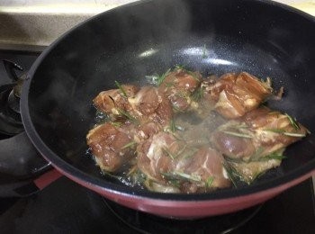 step5: 同鑊子加熱, 將<a href="https://bit.ly/2ZxapeY" target="_blank" data-keyword="雞扒" class="guide-link"><strong>雞扒</strong></a> <span style="display:inline-block;vertical-align:middle;margin-top:-3px;color:initial;border-radius:3px;padding:2px 3px;font-size:12px;line-height:14px;background:#87d300;color:#fff;">即買</span> 加入, 雞皮向下先煎香至金黃色約1-2分鐘, (香葉沒有鋪在雞皮上, 免太大火煎濃)