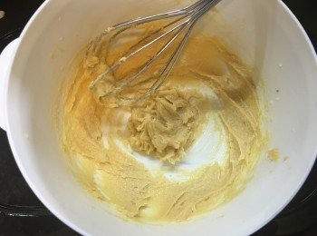 step1: 先將糖同牛油打混～