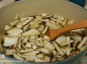 step3: 等冬瓜出水，鍋開微火加熱煮滾，一邊用木匙不停攪