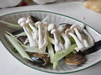 step5: 鋪上雪白菇於上層，倒入少許米酒