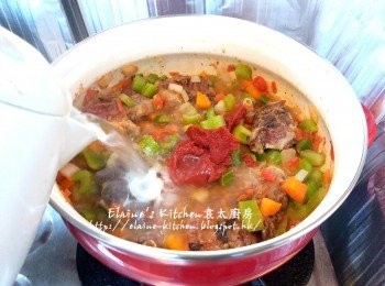 step8: 再加入牛尾拌勻 , 加入2湯匙茄膏及適量熱水 , 拌勻用中火煲15分鐘至滾