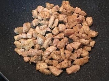 step2: 炒鍋中放橄欖油燒熱後下<a href="https://bit.ly/3EZL8dD" target="_blank" data-keyword="雞胸" class="guide-link"><strong>雞胸</strong></a> <span style="display:inline-block;vertical-align:middle;margin-top:-3px;color:initial;border-radius:3px;padding:2px 3px;font-size:12px;line-height:14px;background:#87d300;color:#fff;">即買</span> 肉炒到7分熟。醃肉的容器不要沖洗，直接用來裝等ㄧ下要用的水.(容器裡有剩下的醃料和太白粉剛好可以再運用）