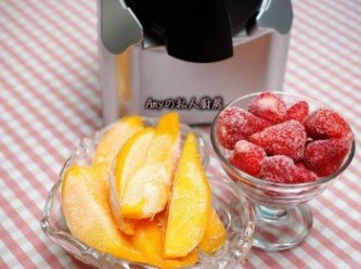 step1: 準備冷凍水果,水果冰淇淋機或果汁攪拌機(碎冰功用)
