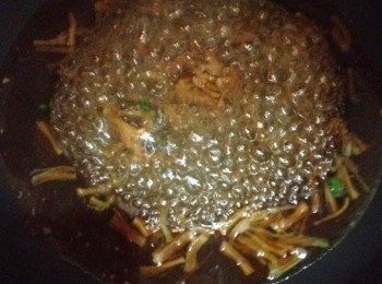 step4: 將蠔油 ，水，糖拌均倒入鑊中，加入瑤柱絲煮滾至瑤柱絲軟身。另一小碗加入生粉和水拌均，然後逐少加入鑊中調濃獻汁後可熄火。