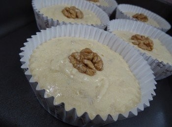 step6: 入杯 (7-8分滿便可) , 用180oC焗約15-20分鐘至金黃色, 用牙籤插入蛋糕中央, 取出時牙籤乾淨, 不會黏上麵糊便可