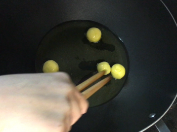 step8: 用細火放入慢炸,等表皮顏色變了再攪動,看到浮起才開始壓,壓出空氣先才會煙韌! （壓! 一定要做）