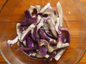 step2: 茄子放涼後，用手將茄子撕成長條狀。