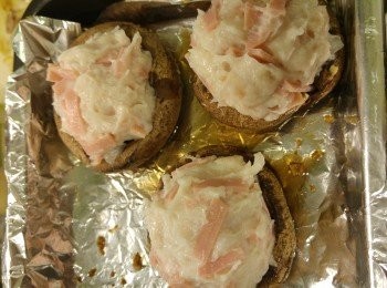 step5: 將墨魚膠火腿釀入蘑菇內再焗十分鐘,十分鐘後可用牙籤測試熟透未,插入墨魚膠內再攞出牙籤乾淨代表巳熟。