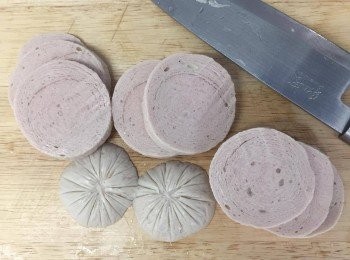 step1: 把扎肉切塊（約0.5cm厚），並煎香。