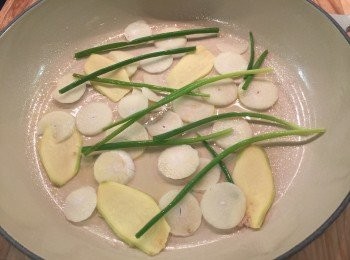 step3: 蒜剝皮切片，薑切片，然後鋪滿鍋底，再放上適量蔥段後，噴上一層橄欖油。