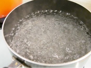 step1: 先把1500毫升水煮滾。