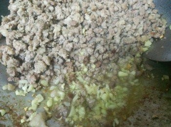 step2: 絞肉先煸出油~放入蒜頭末爆香~再放洋蔥丁~再放磨菇片~蕃茄丁~蕃茄糊~