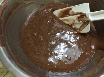 step4: 4. 加入鮮奶/朱古力奶及rum酒,同樣以高速拌勻
轉用膠刮,加入已過篩的低筋面粉,泡打粉,以切拌法拌勻,最後加入朱古力菜油混合物,以切拌法拌勻
