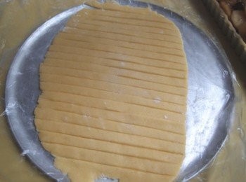 step11: 將叧外麵團碾薄cut出條狀放入雪柜稍稍雪硬