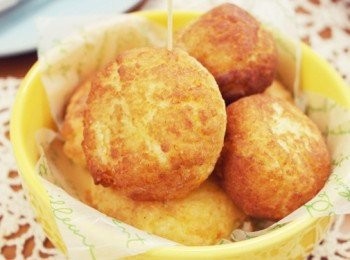 step5: 外皮很酥脆，熱呼呼的咬下一口都是迷人的起士牽絲。吃到微酸的奇異果讓味道完全不會膩喔 ♫而且口感很像炸雞蛋酥那樣好吃。