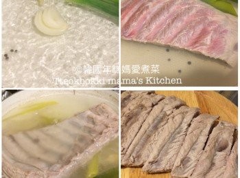 step2: 用(大鑊/煲)煲水至滾起，加入洋蔥、薑、大蒜、月桂葉及黑胡椒粒和排骨一起煲大約25分鐘後取出，取出後切件。