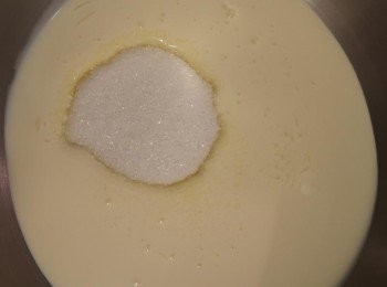 step4: 取200g的動物性鮮奶油，加入40g 的糖準備打發。