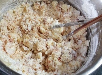 step5: 可以先用筷子先將粉類拌勻，再倒在枱上搓揉成麵糰
