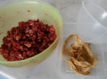 step2: 腸衣用凍水浸軟(約一小時), 在腸衣內倒入一湯匙麻油, 讓麻油走行到整個腸衣, 用作令腸能容易套在漏斗外.