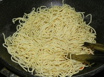 step8: 加一點水之後再把麵放入拌炒