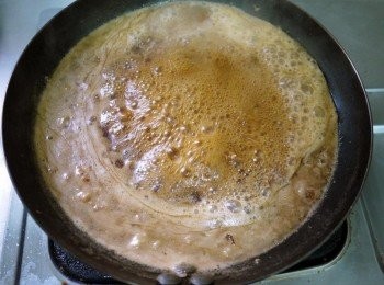 step3: 接著倒入肉末一半量的水(開中火)放著讓它滾至收汁。