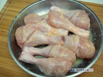 step1: 雞腿洗淨，把水分抹乾，用刀在厚肉部分切幾刀；和鹽麴和油拌勻，醃最少1小時。