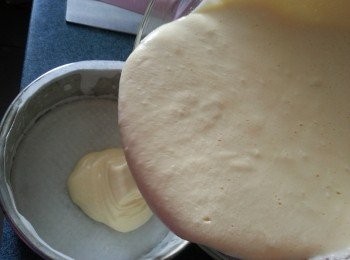 step14: 先預熱焗爐180c10分鐘,將已經拌好的蛋漿倒入已舖牛油紙的模內